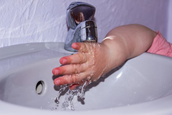 Ciepła woda w domu – jakie rozwiązanie sprawdzi się najlepiej?